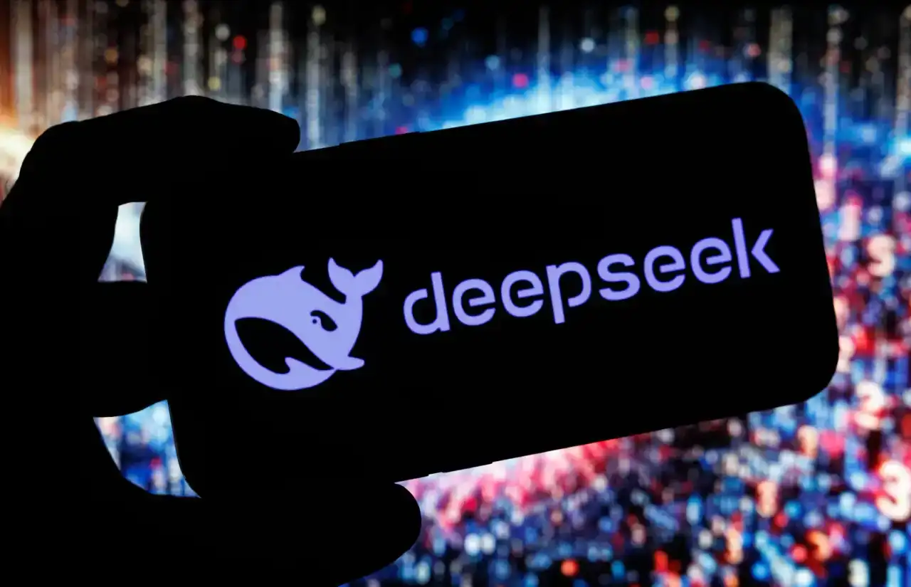 Logotipo estilizado da DeepSeek, startup chinesa de inteligência artificial, em um fundo digital com elementos de código e circuitos.