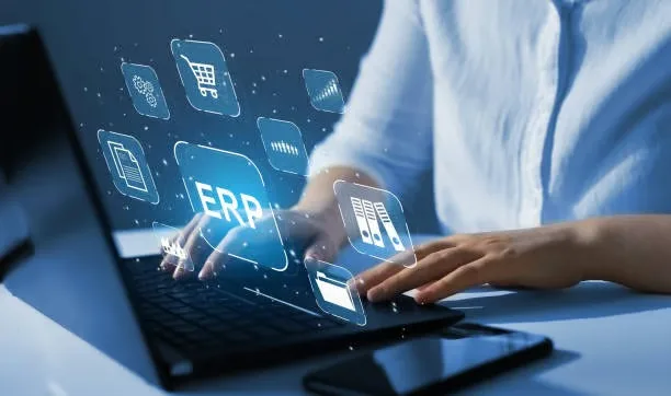 Pessoas analisando gráficos e dados em telas de computador, representando a gestão de um sistema ERP em um ambiente corporativo moderno.