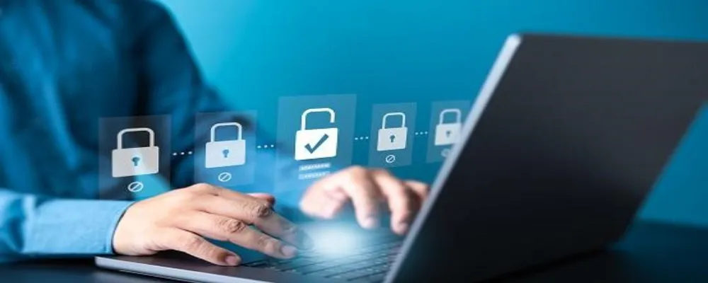 Uma lupa digital simbolizando a busca por sinais de rastreamento de dados em um cenário tecnológico com elementos de programação e internet.