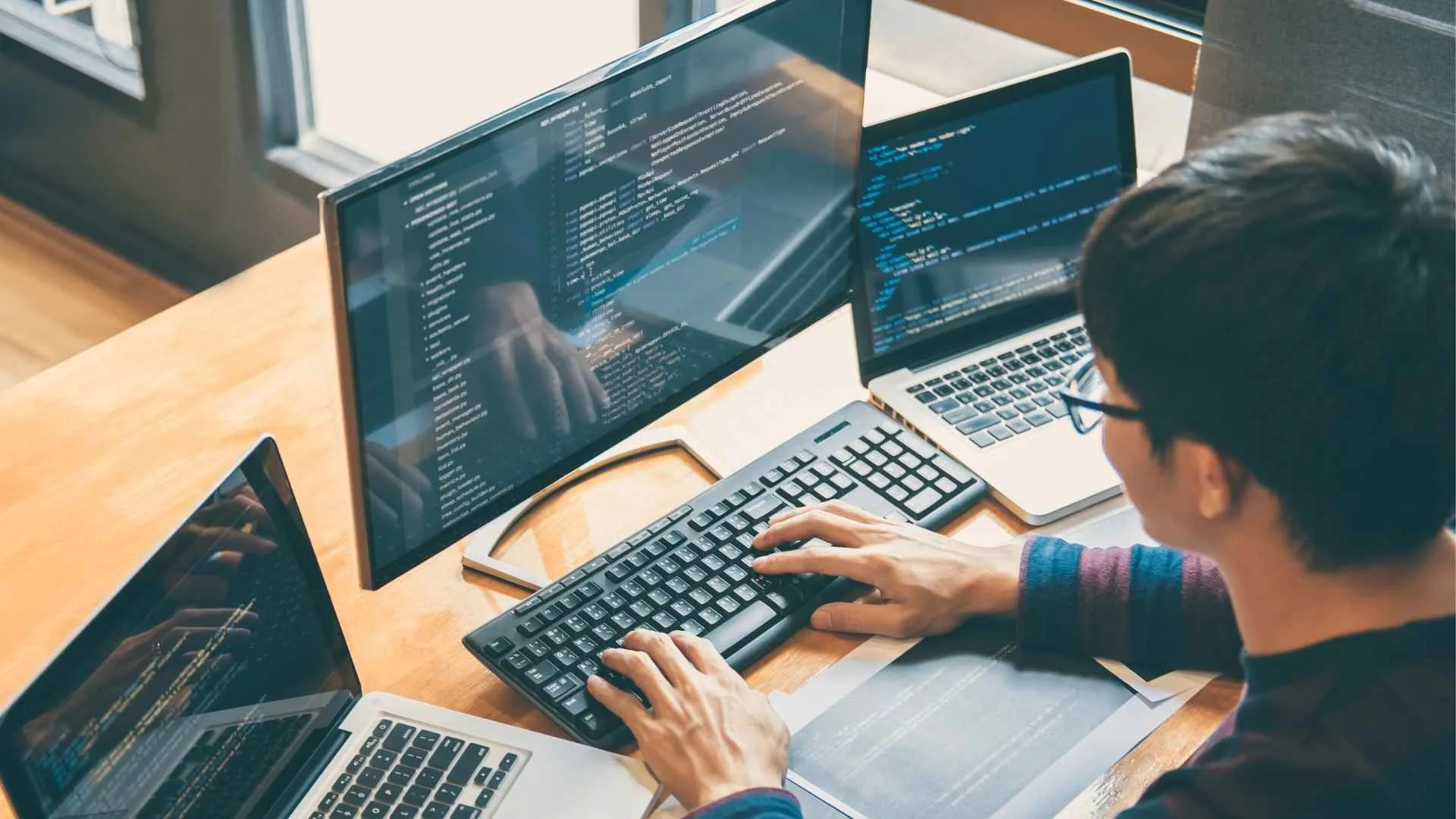 Um desenvolvedor de software trabalhando sozinho em seu computador em um ambiente de escritório remoto, com a imagem simbolizando o isolamento.