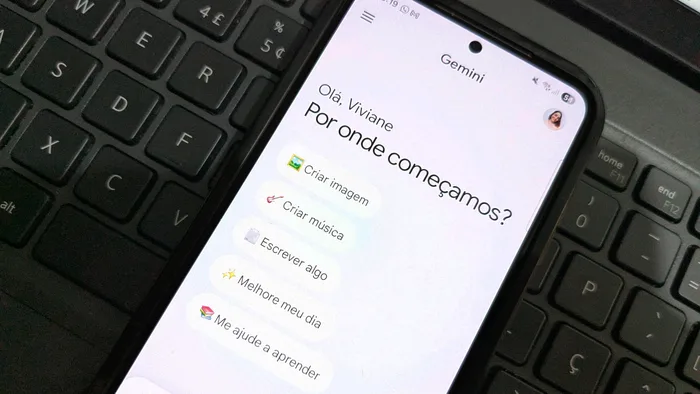 Close-up de uma mão humana interagindo com uma interface digital que mostra uma foto antiga sendo restaurada por IA, simbolizando o Gemini.