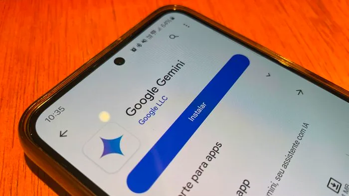Smartphone com o logo do Google Gemini sobreposto, com um fundo azul e um design futurista de inteligência artificial.