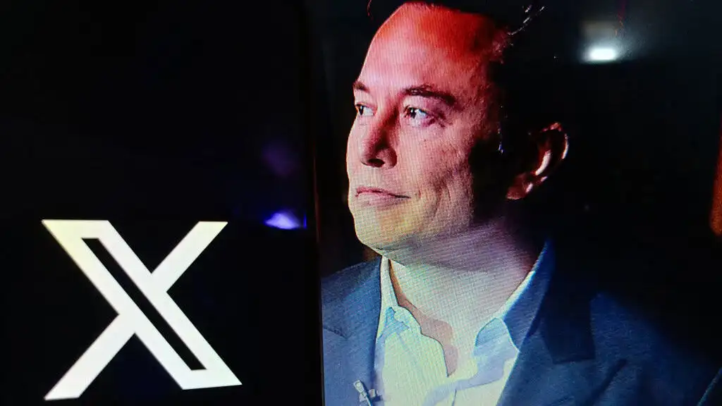 Elon Musk em imagem de destaque, associado ao X (antigo Twitter), com referência à controvérsia sobre a IA Grok e erotização de imagens.