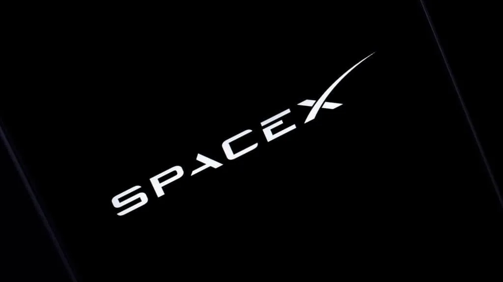 Logo da SpaceX sobre um fundo espacial com estrelas, simbolizando a exploração espacial e tecnologia avançada