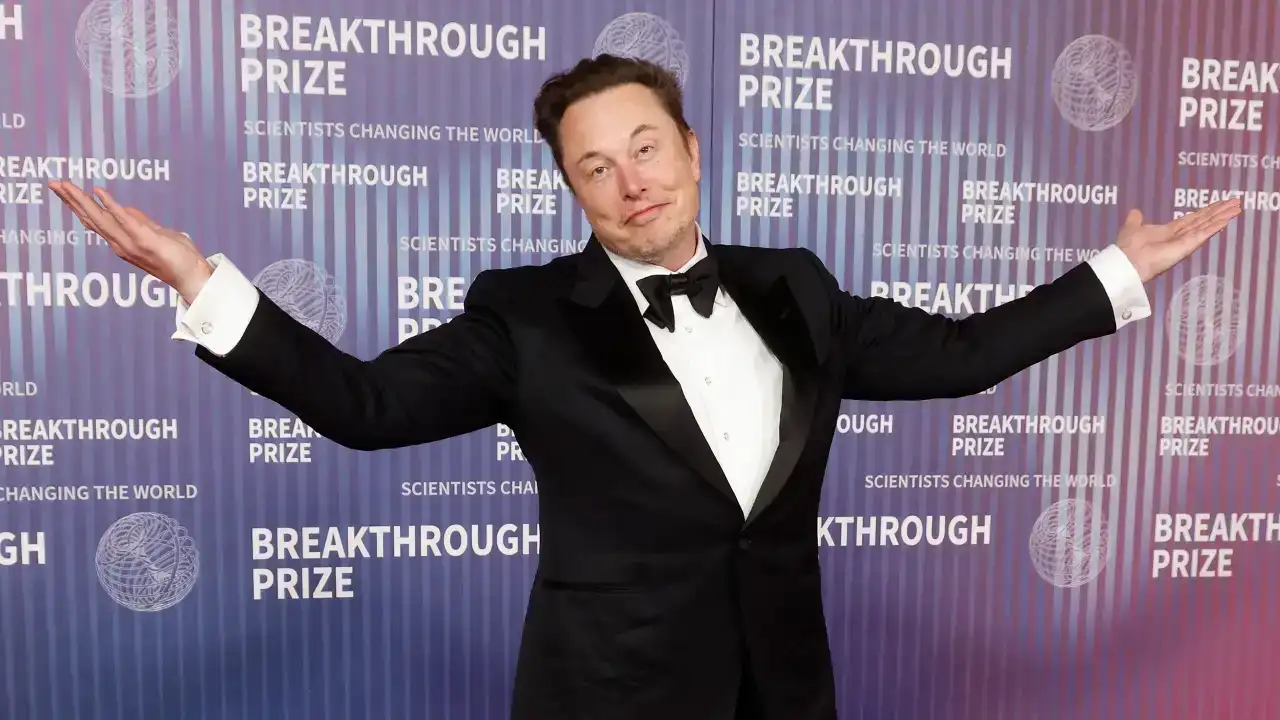 Elon Musk e o logo da OpenAI, representando a disputa legal e estratégica entre o empresário e a empresa de inteligência artificial.