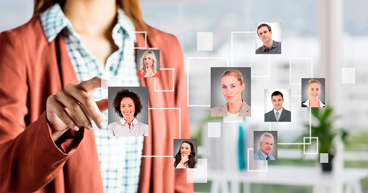 Pessoa em frente a um computador, com gráficos digitais e elementos de inteligência artificial sobrepostos, simbolizando uma entrevista conduzida por IA.
