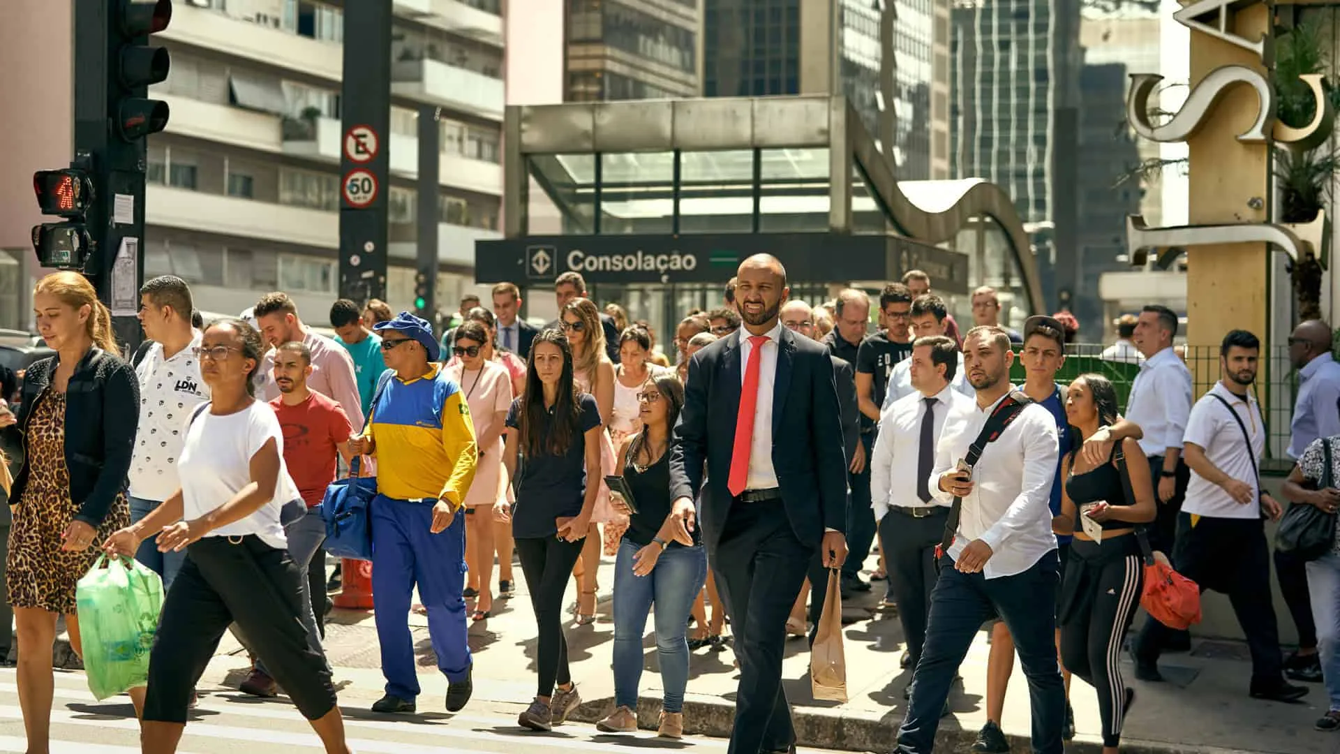 Estudo Revela Padrões Gramaticais Universais em 1.700 Línguas