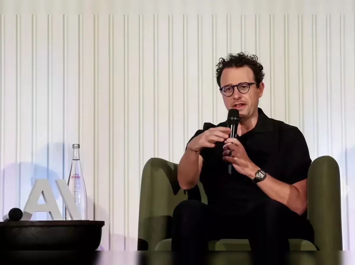 Logo da Anthropic em contraste com o Pentágono, simbolizando o conflito ético sobre o uso da IA.