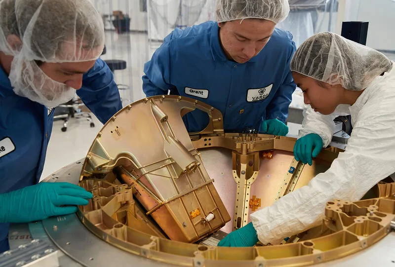 Representação artística de uma cápsula espacial retornando à Terra, simbolizando a entrega de produtos fabricados em órbita.