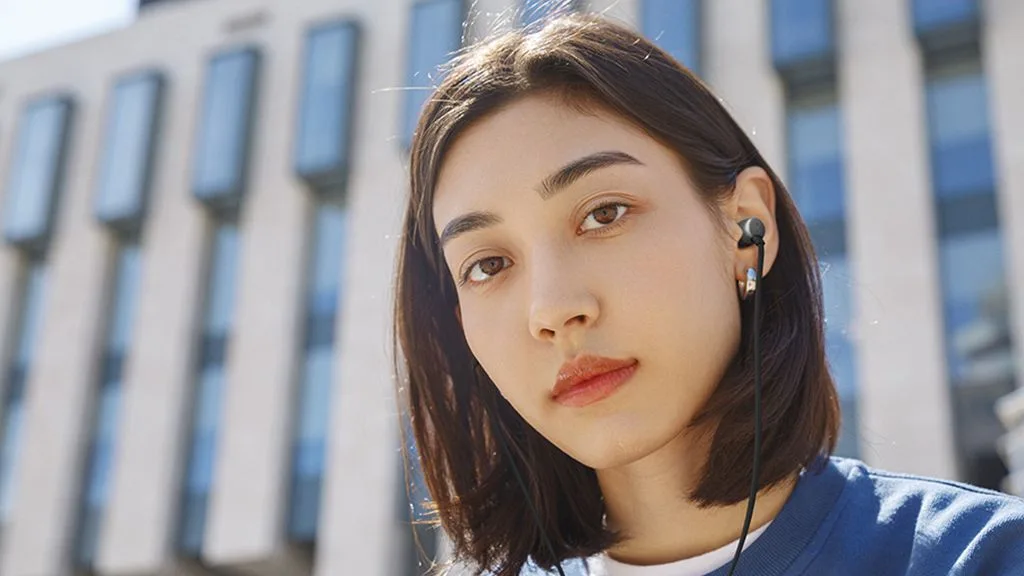 Fones de ouvido Bluetooth da marca Sony em uma ilustração sobre segurança digital