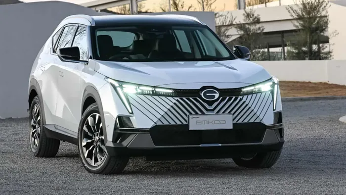 SUV GAC GS4 Hybrid 2026 em cor branca, estacionado em ambiente externo com iluminação natural, destacando seu design moderno.