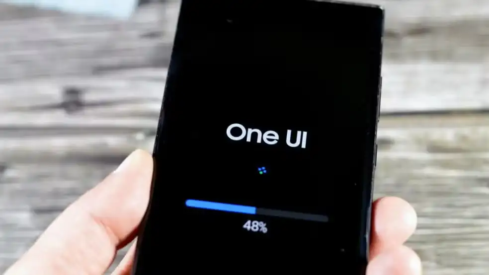 Smartphone Samsung Galaxy S24 Ultra mostrando a interface One UI 8.5 atualizada com ícones de aplicativos.