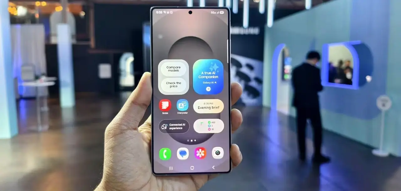 Smartphone Samsung Galaxy S25 na cor prata, exibindo sua tela ligada e bordas finas.