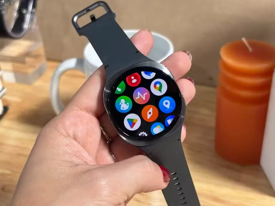Close-up do Samsung Galaxy Watch 8 no pulso, mostrando sua tela vibrante e o design elegante com pulseira de silicone preta.
