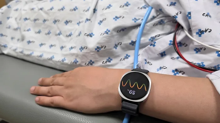 Close-up do Galaxy Watch 6 no pulso de uma pessoa, ilustrando o monitoramento de saúde.