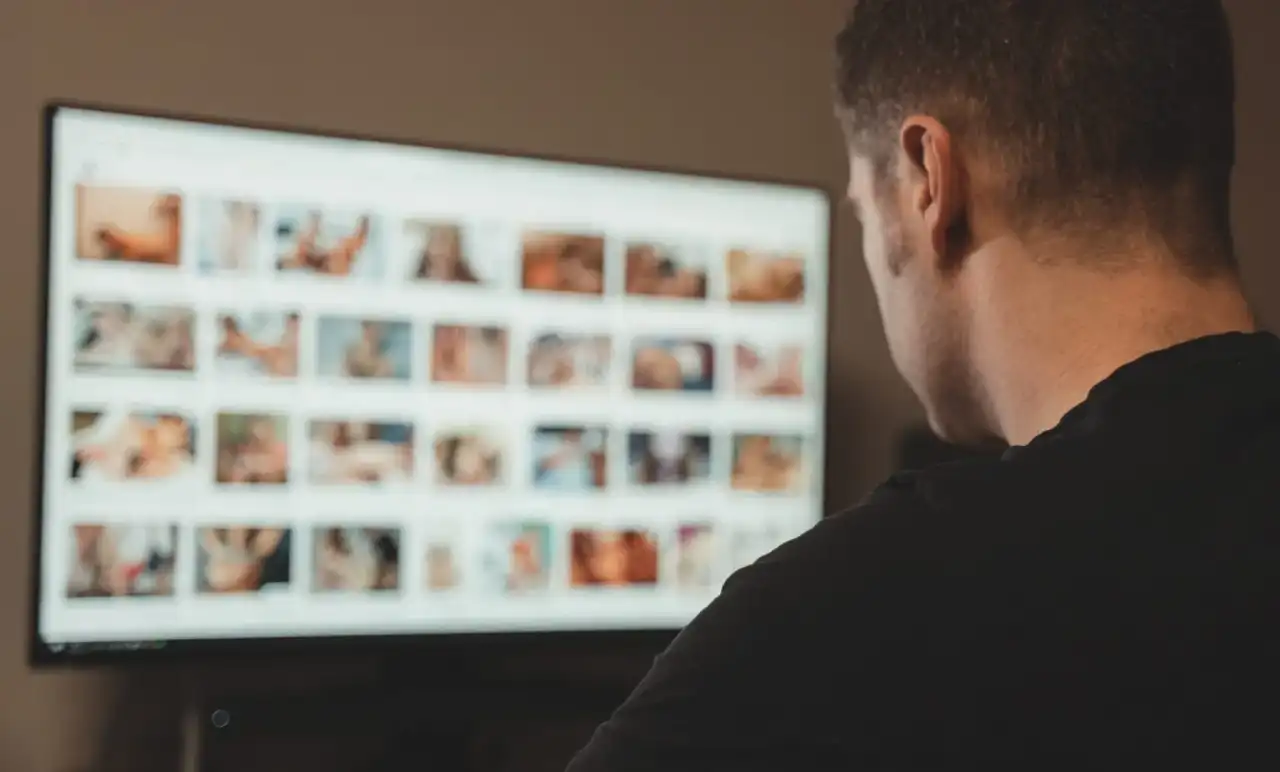 Crianças brincando em tablets, com logotipos de grandes empresas de tecnologia como Google, Meta e Microsoft ao fundo, simbolizando a proteção digital.