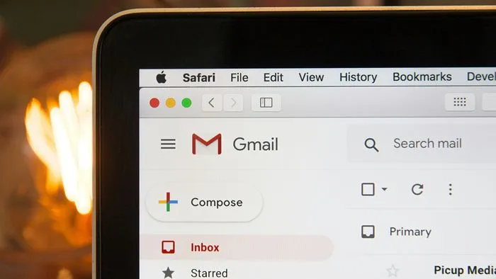 Ícone do Gmail com elementos de inteligência artificial, sugerindo invasão ou auxílio excessivo.