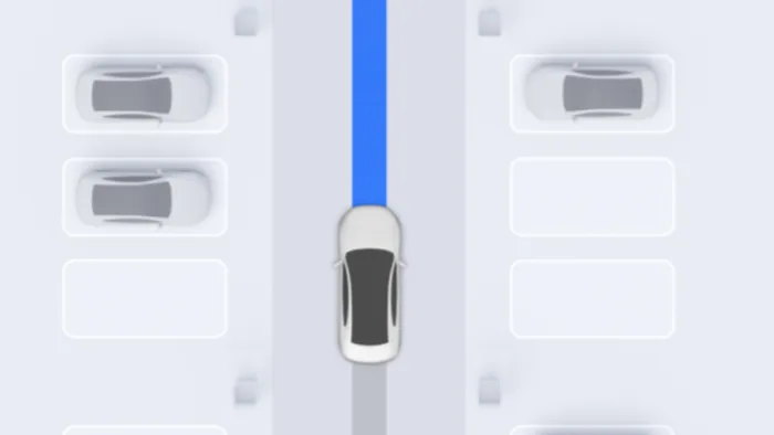 Homem usando um smartphone para controlar um carro remotamente em um aplicativo, com um carro ao fundo em uma rua.