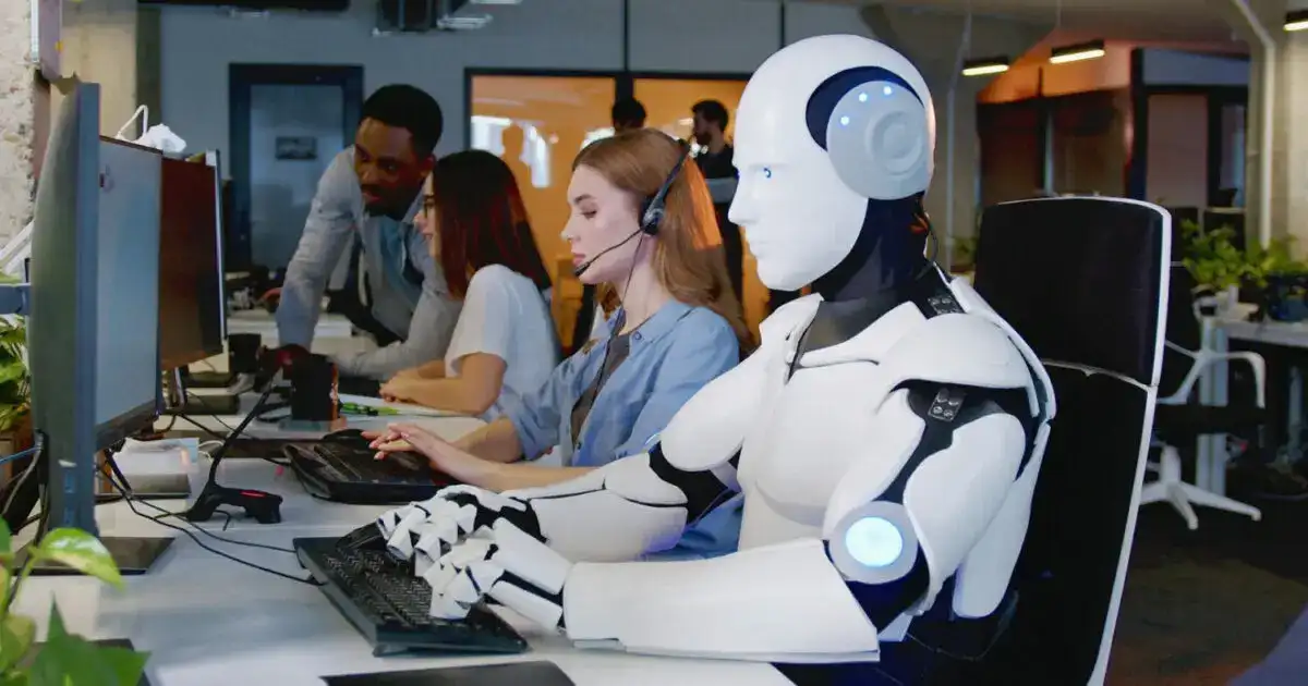 Pessoas trabalhando em frente a computadores com elementos gráficos de inteligência artificial sobrepostos, representando a interação entre humanos e IA no ambiente de trabalho.