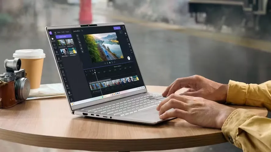 Pessoa usando um notebook Samsung Galaxy Book 4 com design premium na cor grafite.