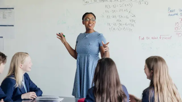 Professor e alunos em sala de aula, com gráficos digitais de IA projetados ao fundo, representando a integração da tecnologia na educação.