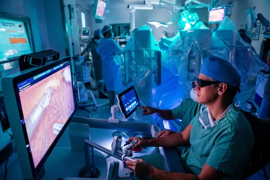 Cientista ou médico utilizando um tablet com interface de inteligência artificial para analisar dados e gráficos complexos de saúde.