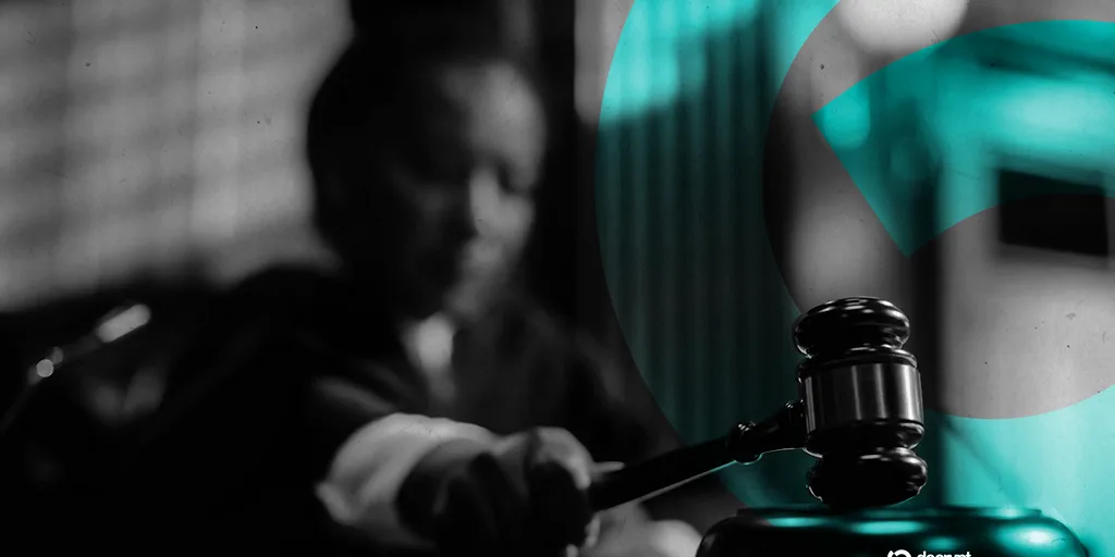 Robô com figura de balança da justiça, representando a IA nos tribunais de Los Angeles.