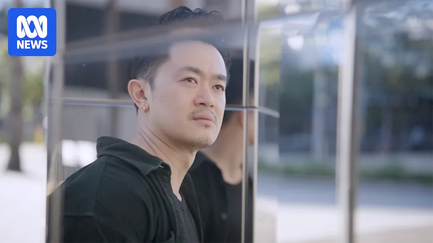 Pessoa interagindo com uma interface de IA, simbolizando a comunicação com um 