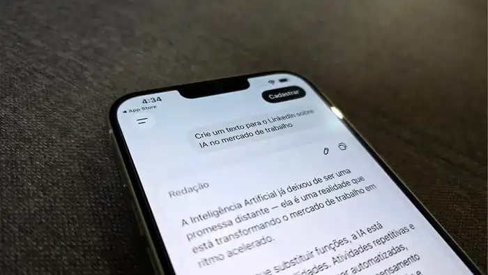 Close-up de mão digitando em um teclado, com um ícone de cérebro sobre a palma, representando a interseção de humanos e inteligência artificial na criação de texto.