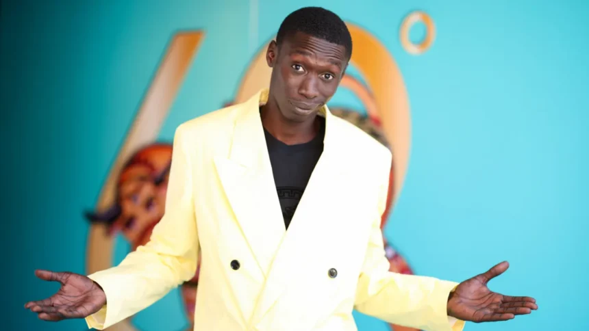 Imagem de Khaby Lame, influenciador do TikTok, ao lado de uma representação gráfica de inteligência artificial ou clone digital.