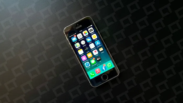 Interface do iOS 10 em um iPhone, mostrando a tela de bloqueio e notificações interativas.