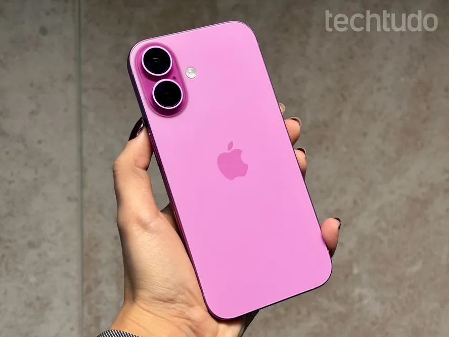 Modelos de iPhone 15 e iPhone 16 em destaque, simbolizando a escolha de smartphones com ou sem recursos de Inteligência Artificial da Apple.