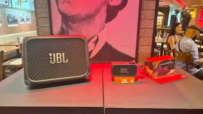 Imagem detalhada do amplificador portátil JBL BandBox Solo, mostrando seus controles e design robusto, com destaque para sua portabilidade.