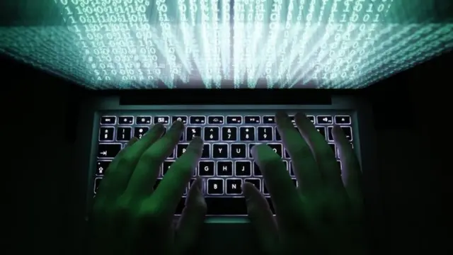 Imagem de servidores em um datacenter, representando a infraestrutura digital