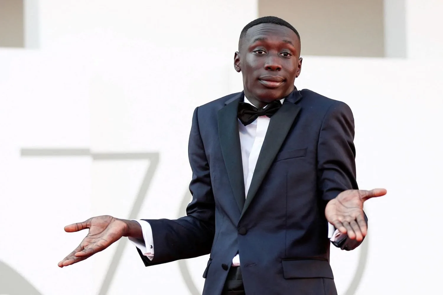 O influenciador Khaby Lame gesticula, simbolizando a comunicação universal e o impacto da IA nos criadores de conteúdo.