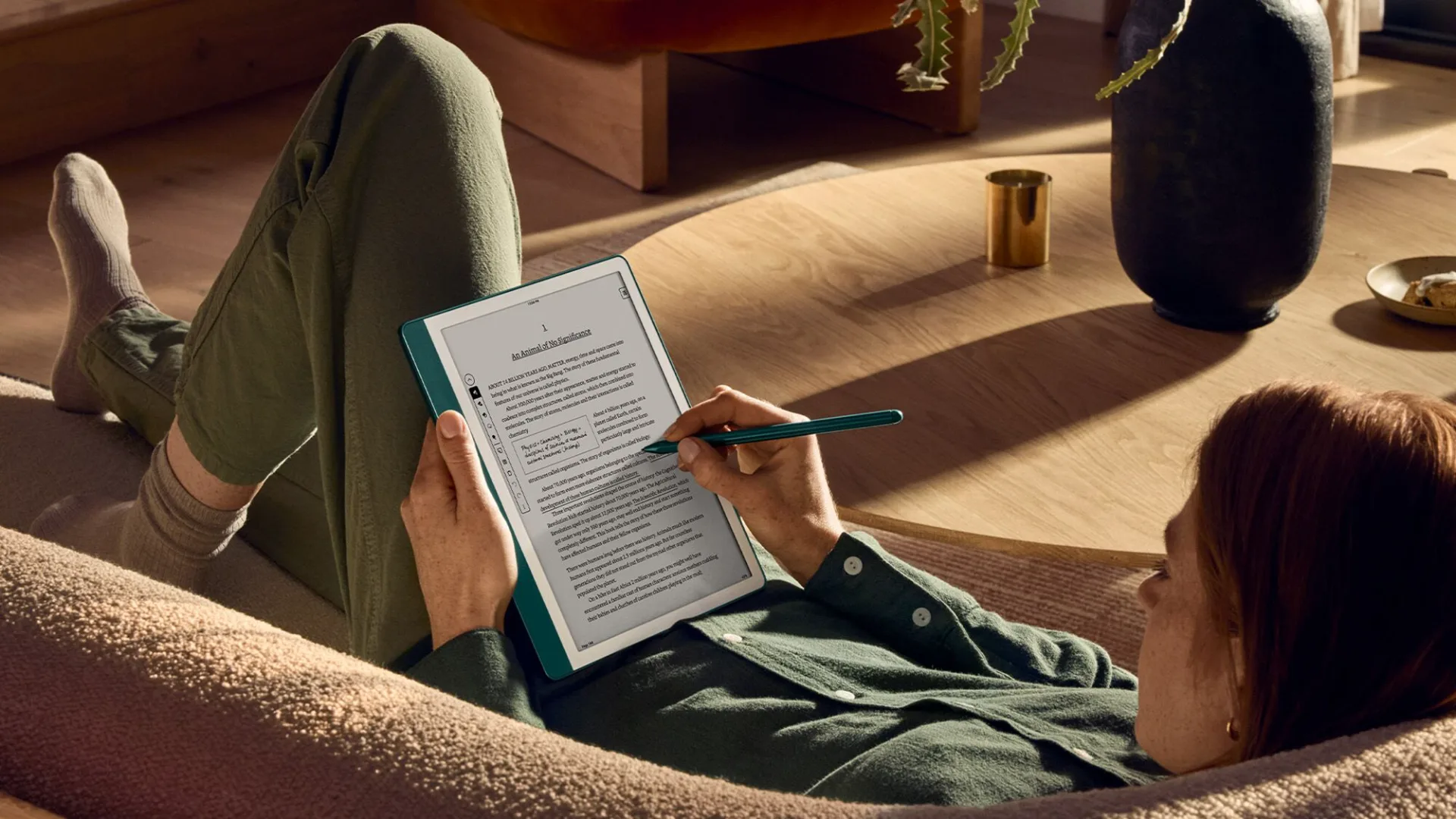 Imagem de um Kindle Scribe com caneta, mostrando a tela e a capacidade de anotação.