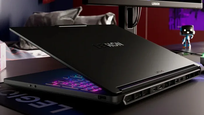 Notebook Lenovo Legion 5i Gen 11 aberto, exibindo a tela e o teclado retroiluminado. O design é elegante e focado em performance para jogos e trabalho pesado.