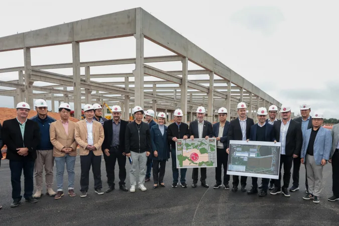 Presidente da LG em evento, representando o investimento em Inteligência Artificial e robótica para eletrodomésticos.