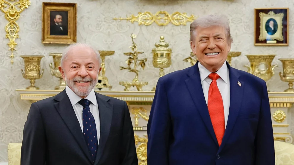 Presidentes Lula e Trump em um encontro formal, com bandeiras ao fundo, discutindo pautas que incluem a regulação de big techs.