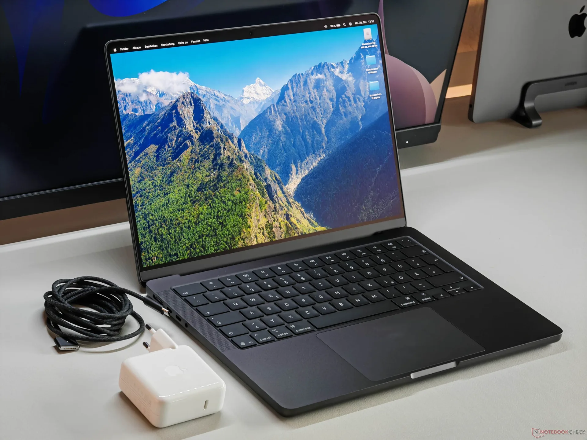 MacBook Pro com tela aberta, exibindo o sistema operacional macOS em um ambiente de trabalho profissional.