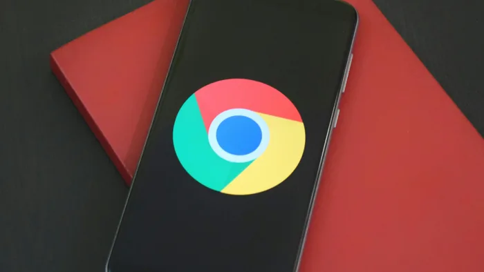 Representação digital de um ícone de escudo ou cadeado com o logo do Google Chrome, simbolizando a segurança do navegador contra ameaças de malware.