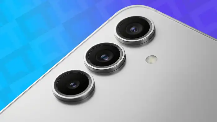 Close-up de múltiplas lentes de câmera em um smartphone moderno, com detalhes de suas especificações.
