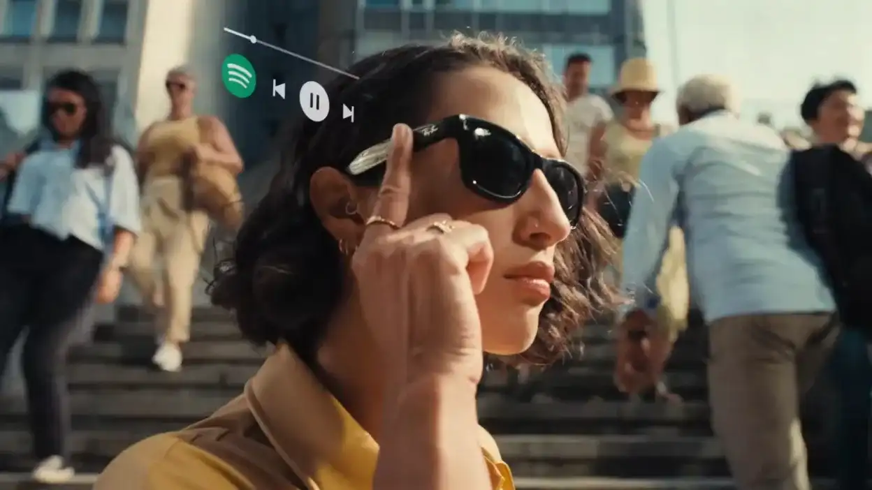 Close-up de uma pessoa usando os óculos inteligentes Meta Ray-Ban, com uma discreta luz indicadora acesa na armação