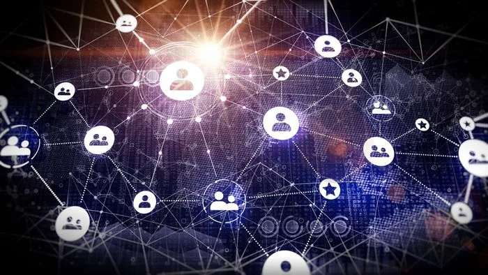 Céu azul e nuvens brancas, com uma câmera sobrepondo a imagem, simbolizando a captura de metadados.