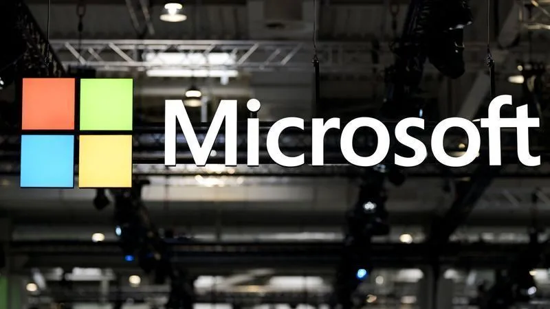 Servidor de data center da Microsoft sendo alimentado por turbinas eólicas ao fundo, simbolizando energia renovável e tecnologia.