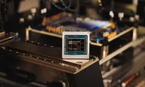 Vista detalhada de um chip de computador com circuitos complexos e um logotipo da Microsoft estilizado, simbolizando inovação em IA.