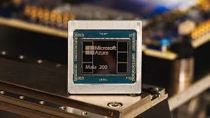 Representação digital do chip de IA Microsoft Maia 200 com intrincados circuitos e um fundo tecnológico azul e verde.