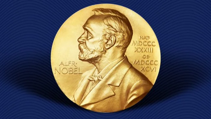 Daron Acemoglu, economista laureado com o Nobel, palestrando sobre o impacto da inteligência artificial no mercado de trabalho e economia.