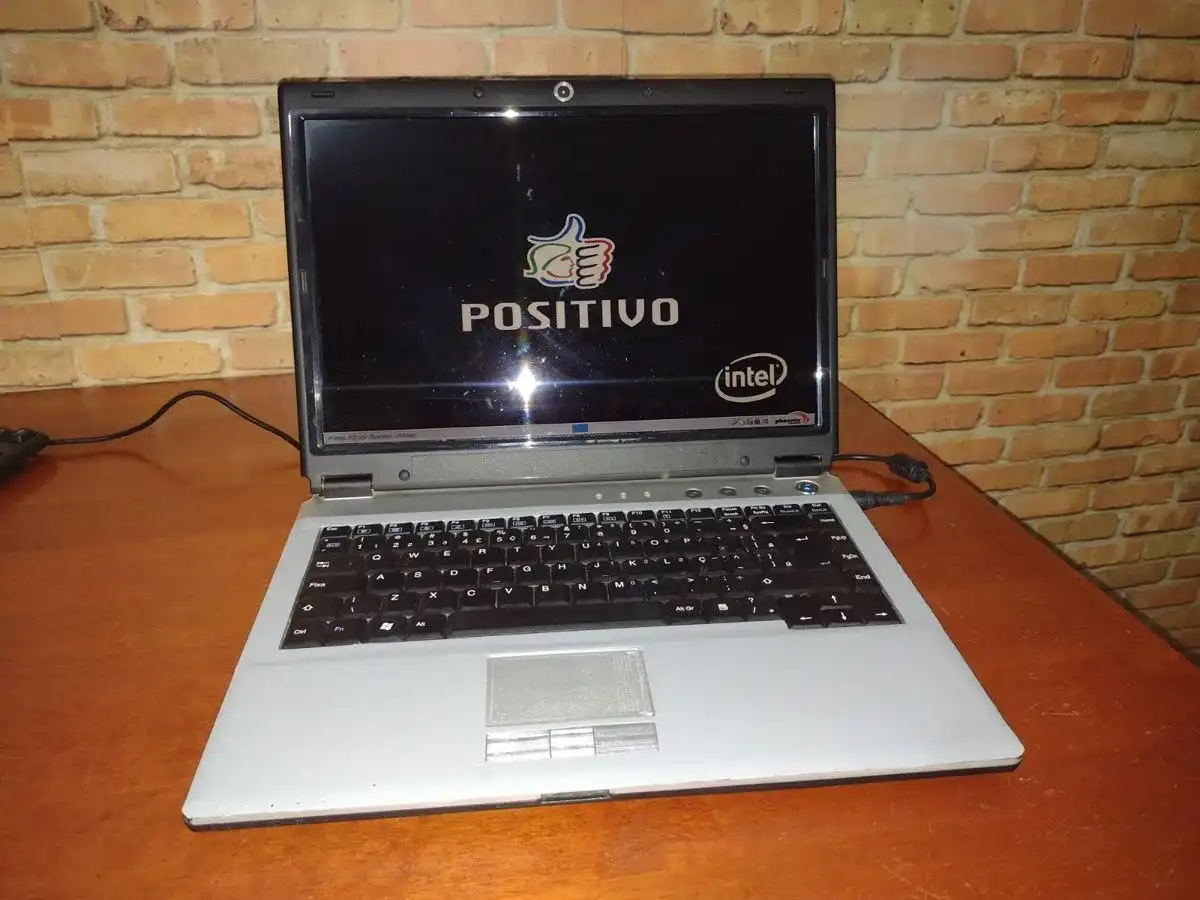 Close-up de teclado de um notebook antigo, sugerindo a reutilização e otimização de equipamentos.