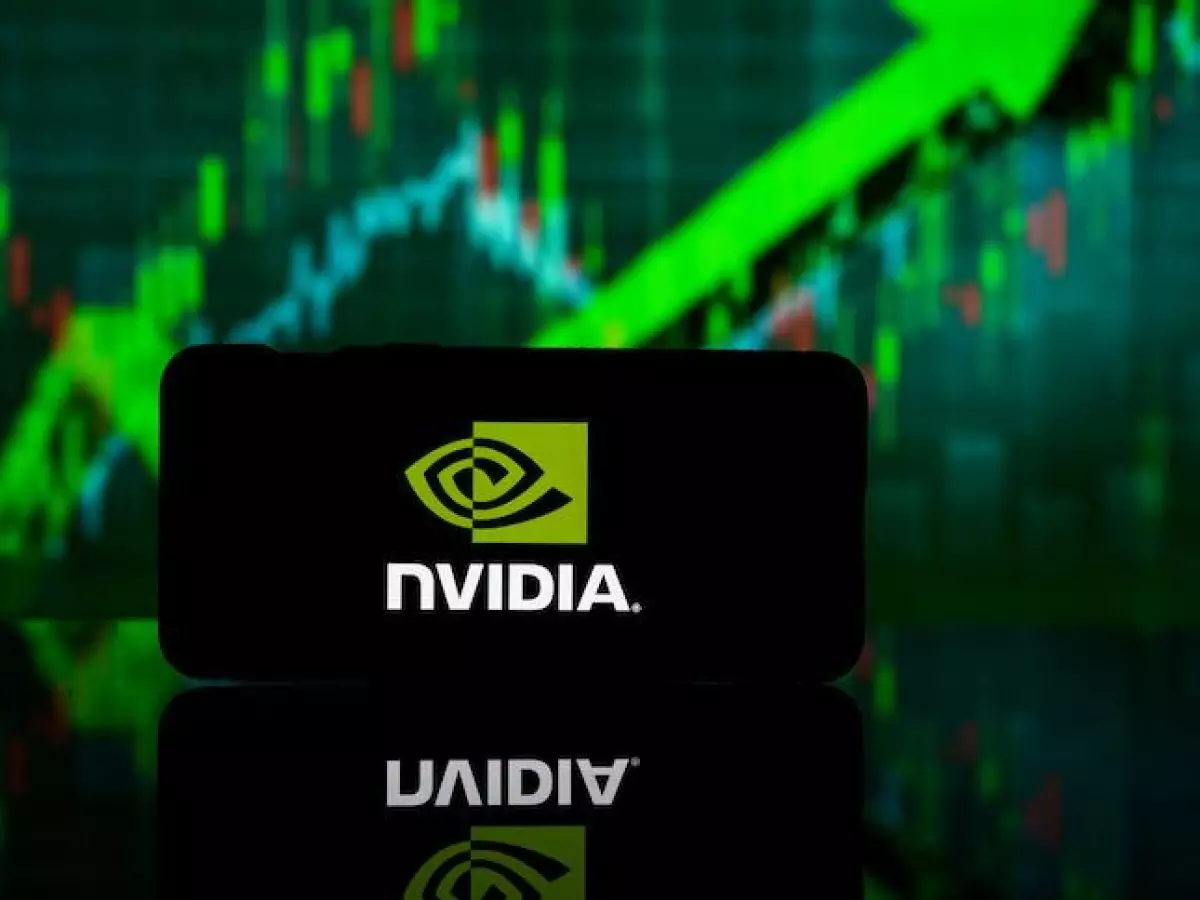 Close-up de um chip de computador Nvidia com o logotipo em destaque, simbolizando inovação e poder de processamento para IA.